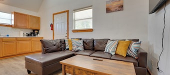Walk to Main Street! Cozy Stockdale Cabin