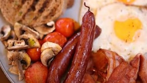 Free daily buffet breakfast - jebel hotel Buloba (Buloba)