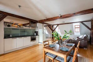 Ein geräumiges Loft mit Küche, Essbereich und Wohnbereich.