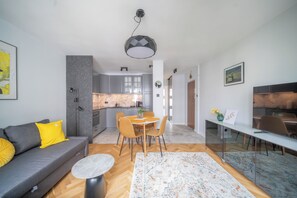 Living area - Yellow Vibe Złota (Warszawa)