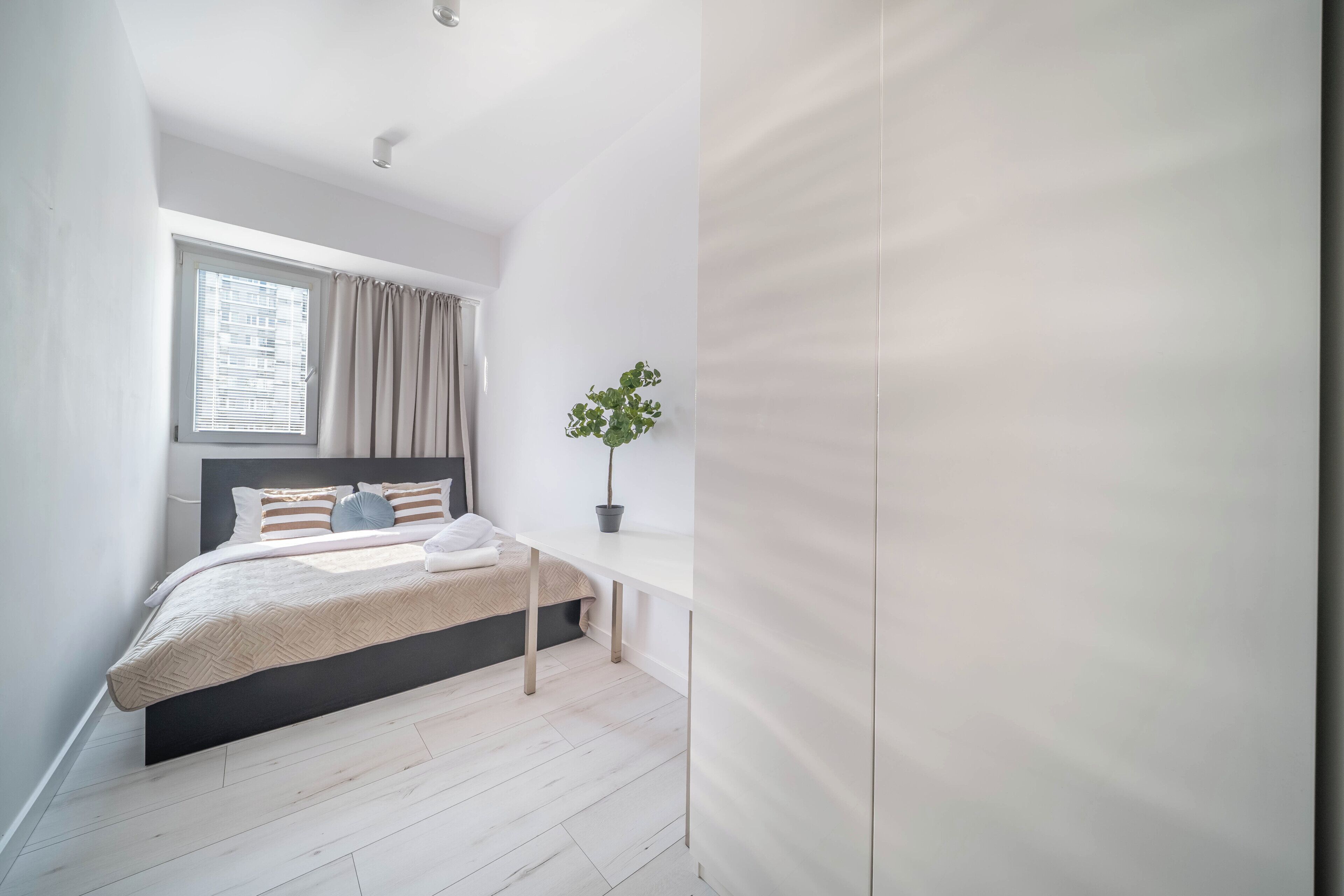 1 bedroom, iron/ironing board, internet, bed sheets