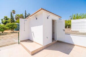 A small, single-room structure with a door, a window, and a tiled floor. - Cubo's Casa El Farol / Private pool / BBQ / Free Wi-Fi (Alhaurín el Grande)