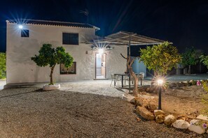 A building with a patio area, a covered seating area, and a gravel driveway. - Cubo's Casa El Farol / Private pool / BBQ / Free Wi-Fi (Alhaurín el Grande)