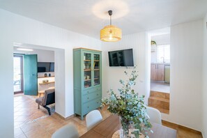 Un intérieur moderne comprenant un coin repas, une cuisine et un espace de vie.