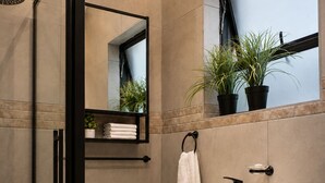 Deluxe-dobbeltværelse - balkon - udsigt til have | Badeværelse | Gratis toiletartikler, hjemmesko, håndklæder, Shampoo