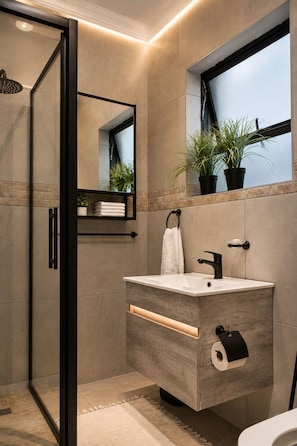 Deluxe tweepersoonskamer, balkon, uitzicht op tuin | Badkamer
