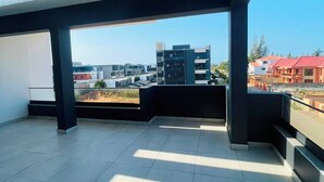 Un balcón amplio con vista despejada de los edificios circundantes.