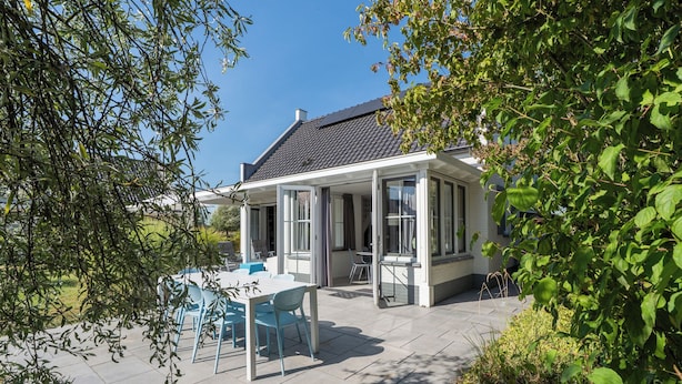 A house with a covered patio, a swimming pool, and a garden. - Vacation Home Wolphaarsdijk 9b (Wolphaartsdijk)