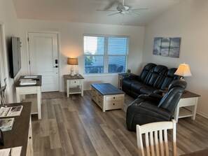 Living area - 5 Minutes from Brownwood Square! 3Br, 2Ba, 6 Guest (The Villages)
