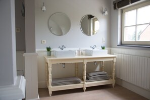 A bathroom with two sinks, a mirror, and a window. - Holiday Home in Tongeren-borgloon (Borgloon)