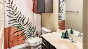 House, Patio | Bathroom - Pontiac Lubbock (Lubbock)