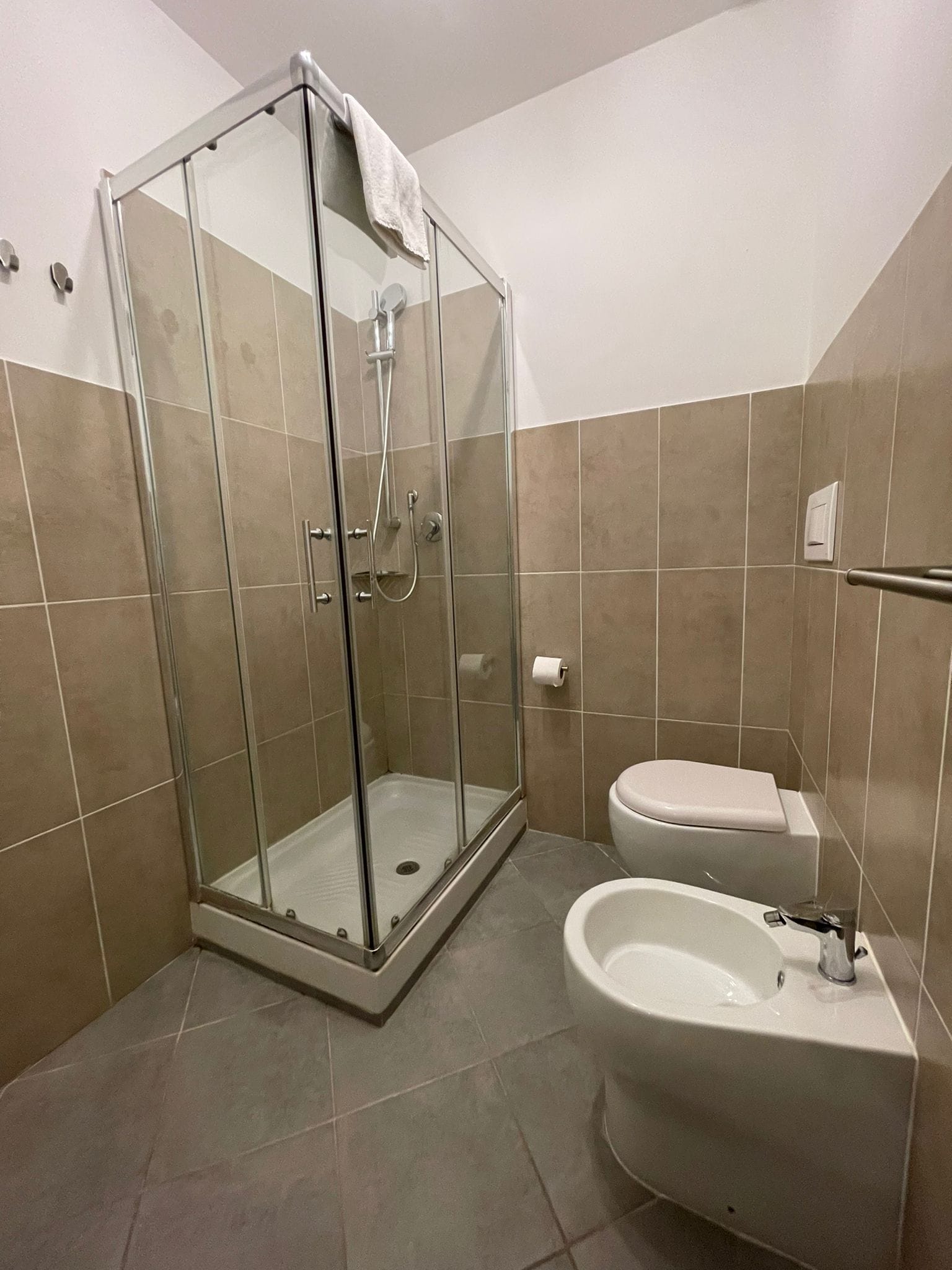 Ein Badezimmer mit Duschkabine, Toilette und Bidet.