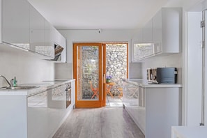 Frigobar, micro-ondas, fogão, cooktop