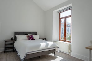 Quarto casal standard | Escrivaninha, espaço de trabalho para notebook, Wi-Fi de cortesia