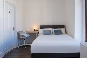 Quarto casal standard | Escrivaninha, espaço de trabalho para notebook, Wi-Fi de cortesia
