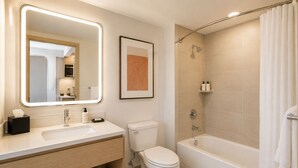 Superior-Zimmer | Badezimmer | Kostenlose Toilettenartikel, Haartrockner, Handtücher, Toilettenpapier