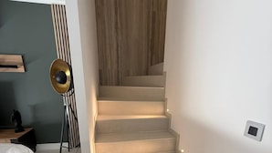 Una escalera de diseño moderno que conduce a una pared de madera.