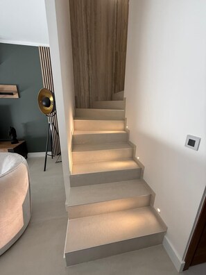 Una escalera de diseño moderno que conduce a una pared de madera.