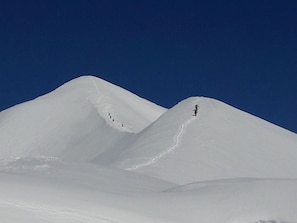 A snow-covered mountain with a clear sky. - Quaint 1-bedroom house in Saint-Chaffrey perfect for relaxing stays (Saint-Chaffrey)