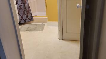 Un baño con ducha, inodoro y bañera.