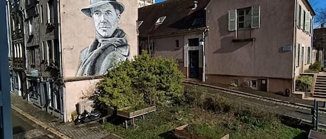 En gata med en kyrka, en väggmålning och en byggnad med en balkong.