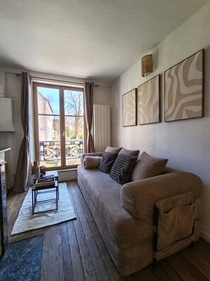 Living area - Vrbo Property (Chartres)
