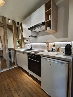 Private kitchen - Vrbo Property (Chartres)