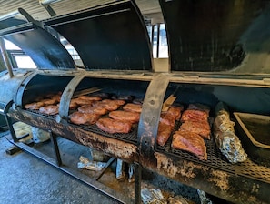 A barbecue grill with multiple cooking surfaces and a covered structure. - Hestia: Remodeled 3 Bed gem near downtown (Austin)