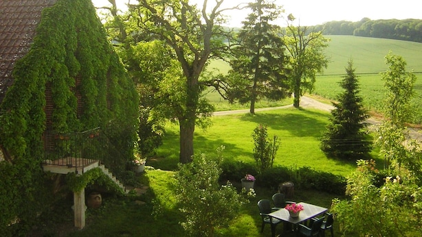 Outdoor dining - Holiday Home 'Les Grands Essarts' with Private Garden and Wi-Fi (Bagneaux)