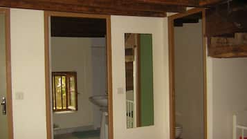 Ein Badezimmer mit Toilette, Waschbecken und Fenster.