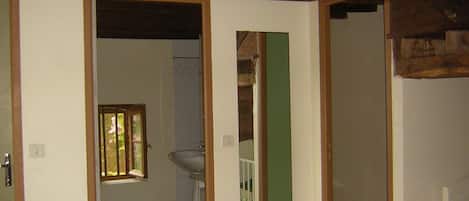 Een badkamer met toilet, wastafel en raam.