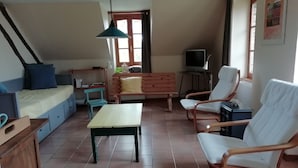 Room - Holiday Home 'Les Grands Essarts' with Private Garden and Wi-Fi (Bagneaux)