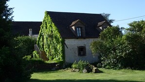 Exterior - Holiday Home 'Les Grands Essarts' with Private Garden and Wi-Fi (Bagneaux)