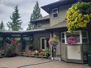 Exterior - Quiet, private brand new 1 bdm on Wooded Estate by shops, airport & beach (Powell River)
