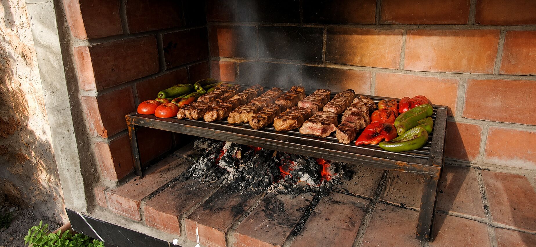 Un plat grillé composé de viande et de légumes.