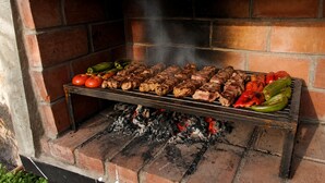 Ein Grill mit Fleisch und Gemüse.