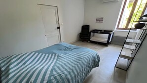 Room - “Liminalis” Apartment with Private Terrace, Garden, and Wi-Fi (Saint-Martin-Petit)