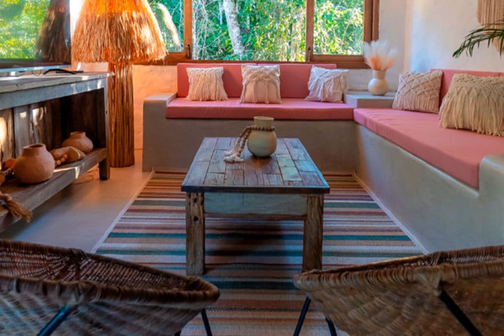 Una habitación acogedora con sofá, una mesa y chimenea.