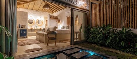Uma área externa moderna com piscina, mesa de jantar e um espaço de estar aconchegante.