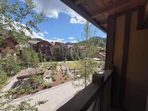 Vista di un resort con diversi edifici, un cortile lastricato e alberi circostanti.