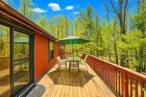 Outdoor dining - Little Red Hideout Cozy Pocono Escape (Hamlin)