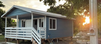Cozy 1-bedroom house in fabulous Louisville Corozal, Belize with AC