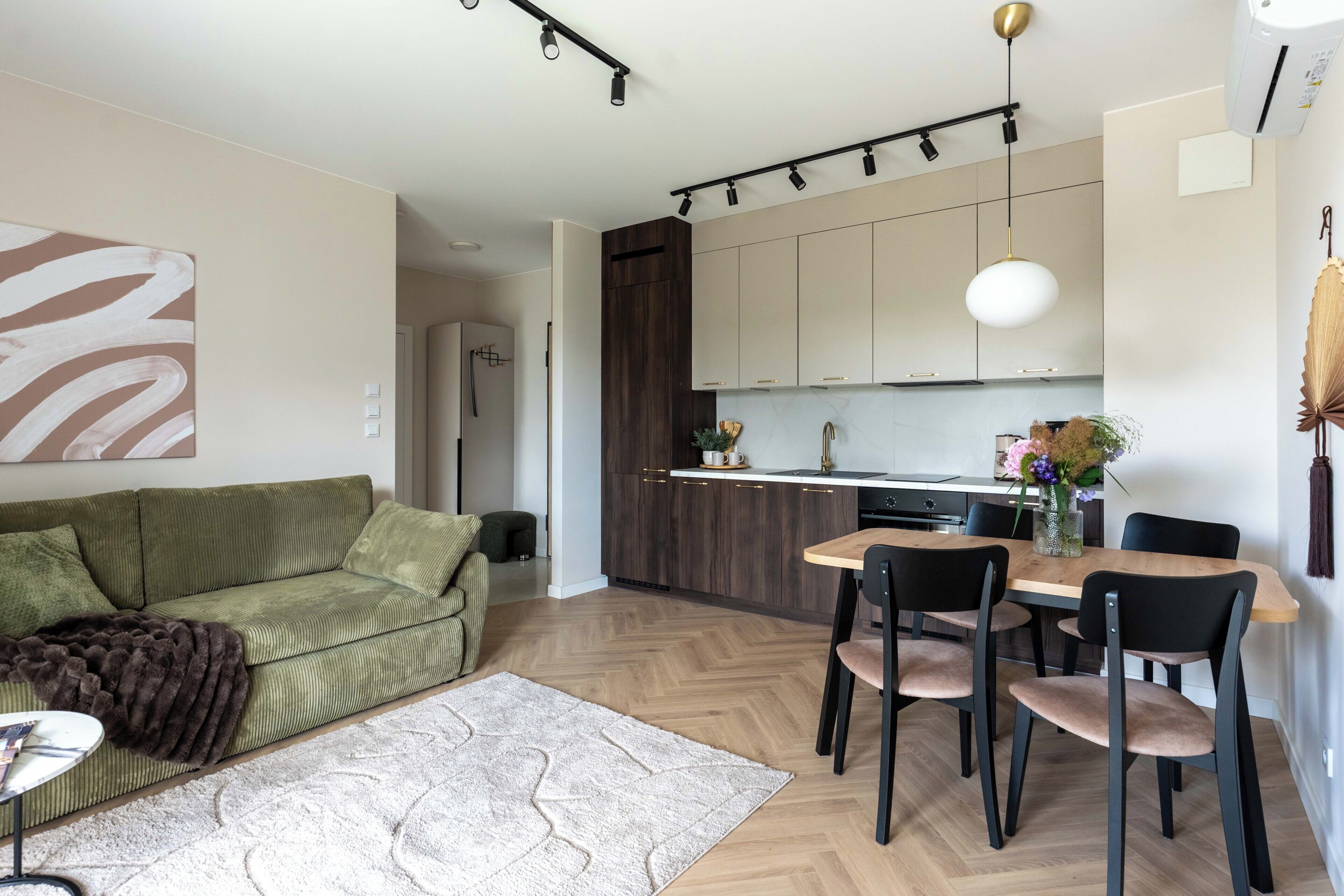 Un salon moderne avec un canapé, une table basse et un tapis.