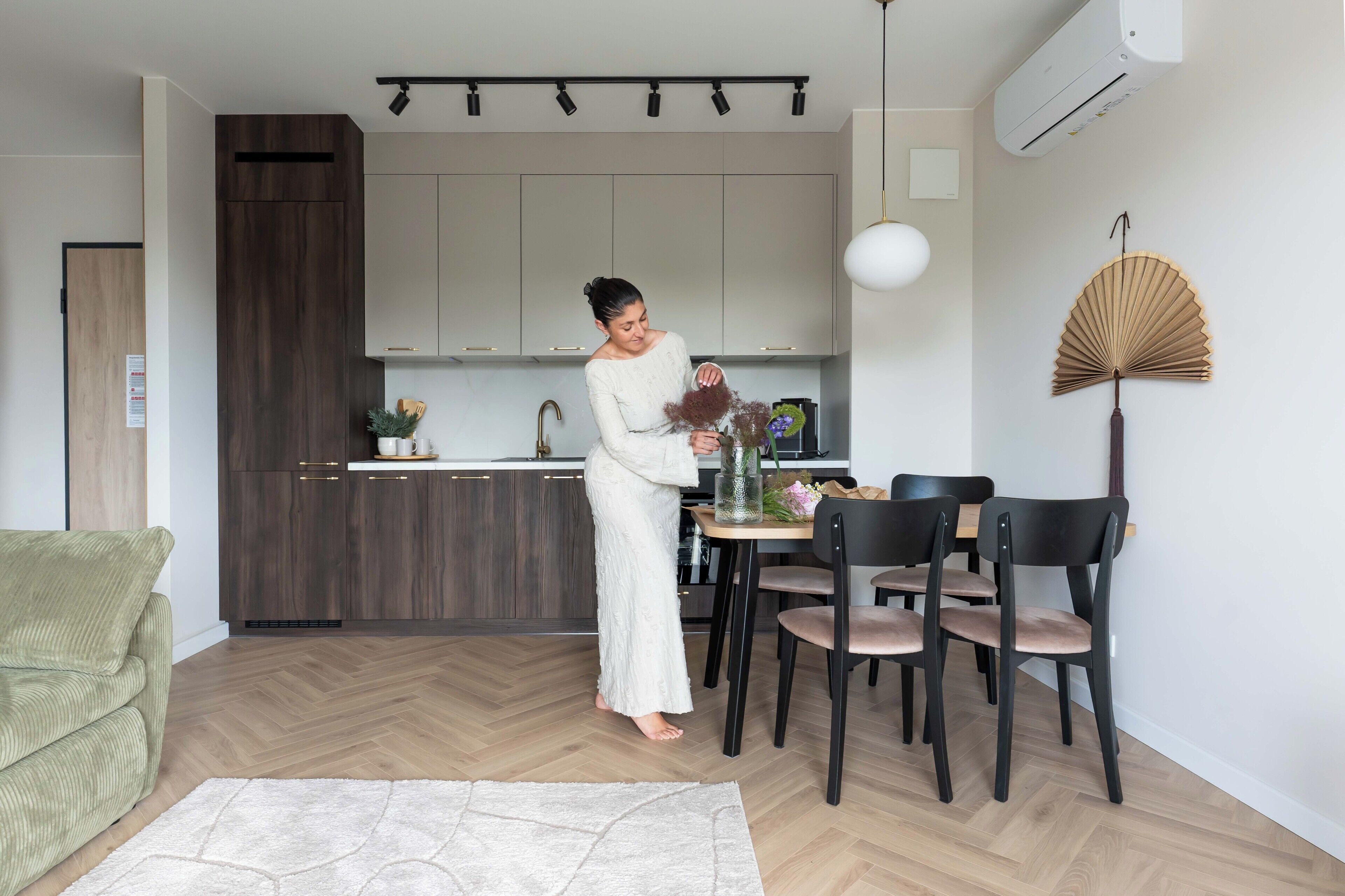 Une cuisine moderne avec un coin repas, un canapé et un ventilateur.