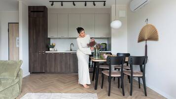 Una cocina moderna con comedor, sofá y ventilador.