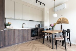ซูพีเรียอพาร์ทเมนท์, 1 ห้องนอน, เครื่องปรับอากาศ | ครัวขนาดเล็กส่วนตัว | เครื่องชงกาแฟเอสเปรสโซ, เครื่องชงกาแฟ/ชา, กาต้มน้ำไฟฟ้า, เตาปิ้งขนมปัง