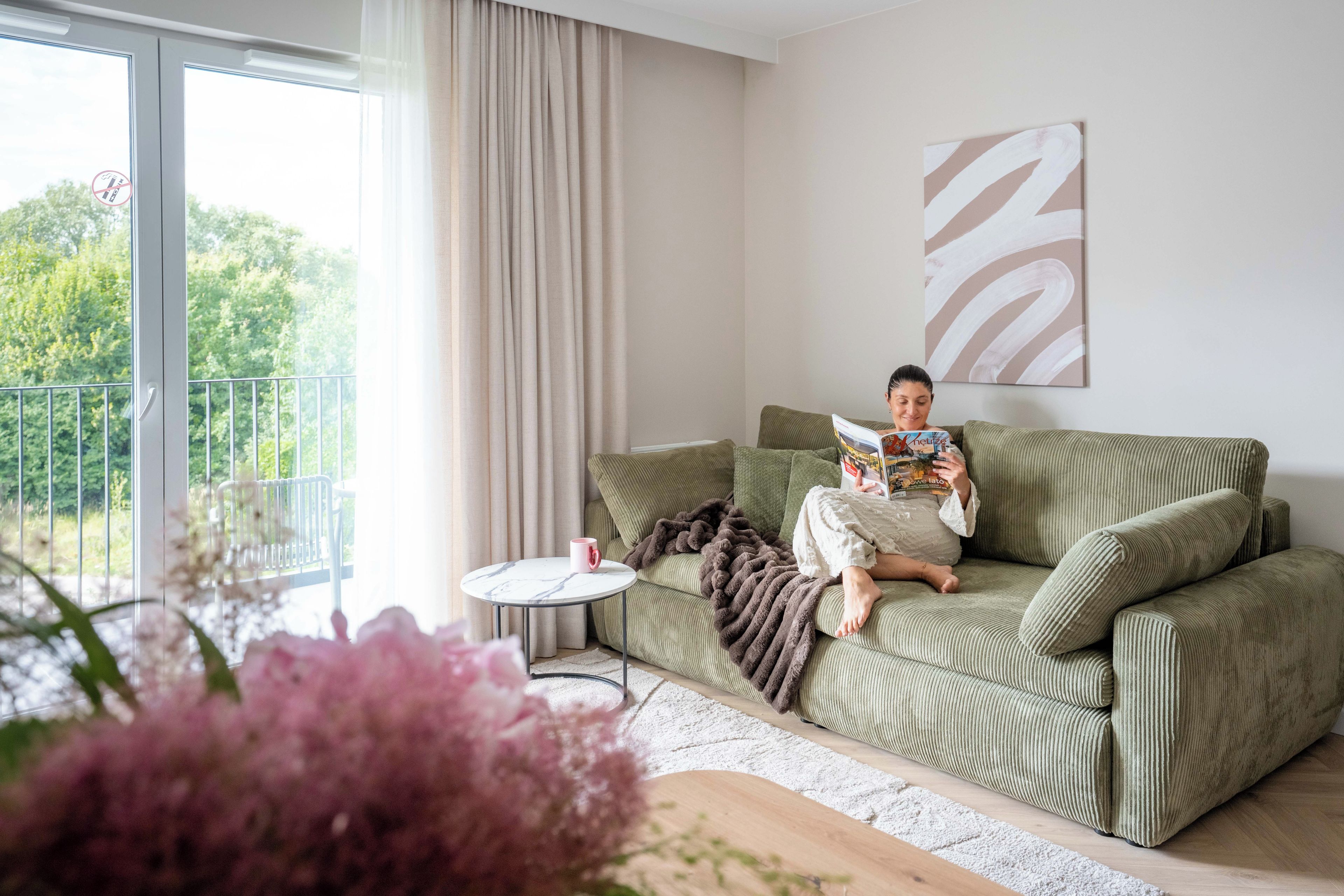 Apartamento superior, 1 quarto, ar-condicionado | Área de estar | TV de tela plana 40 polegadas com canais a cabo, Netflix, Hulu