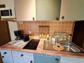 A kitchen with a microwave, coffee maker, toaster, and a sink. - Vacation at Umlauf (Heringsdorf)