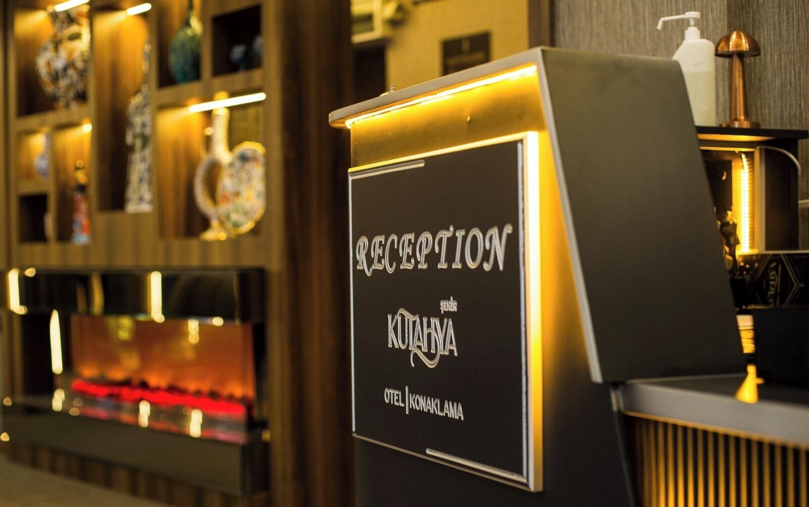 A reception desk with a sign that reads 'RECEPTION KUALHA OTELJONAKLAMA.'