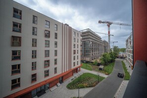 Ein mehrgeschossiges Gebäude mit modernem architektonischen Design, das Glas- und Betonelemente kombiniert.